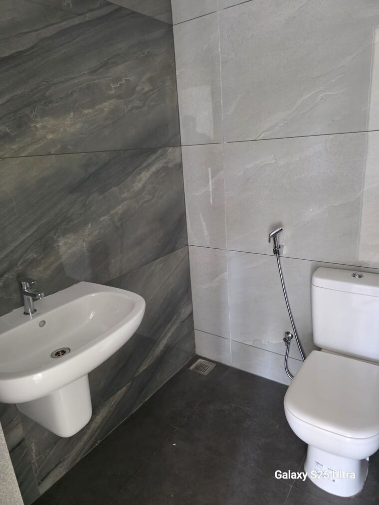 Bathroom, kumar-palmsprings 2 Bedroom 850 Sq.Ft. Apartment In Undri Pune 9648033