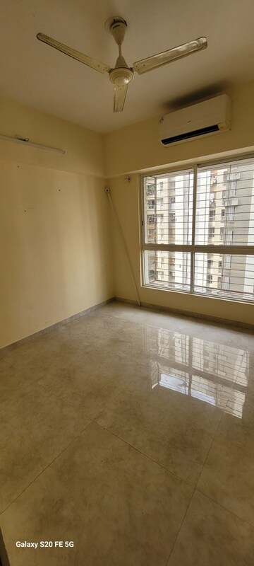 Room in 2 BHK Apartment at Lodha Amara, Kolshet Road – for Rent