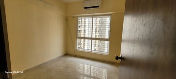 Room in 2 BHK Apartment at Lodha Amara, Kolshet Road – for Rent