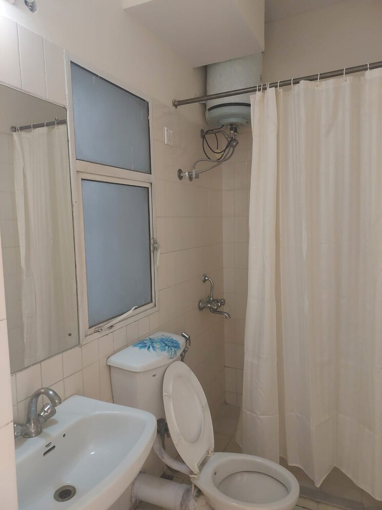Bathroom, dlf-the-princeton-estate 2.5 Bedroom 1153 Sq.Ft. Apartment In Dlf Phase V Gurgaon 9648075
