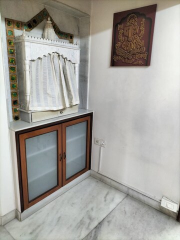 Room in 3 BHK Apartment at Orchid Tower, Worli – for Rent