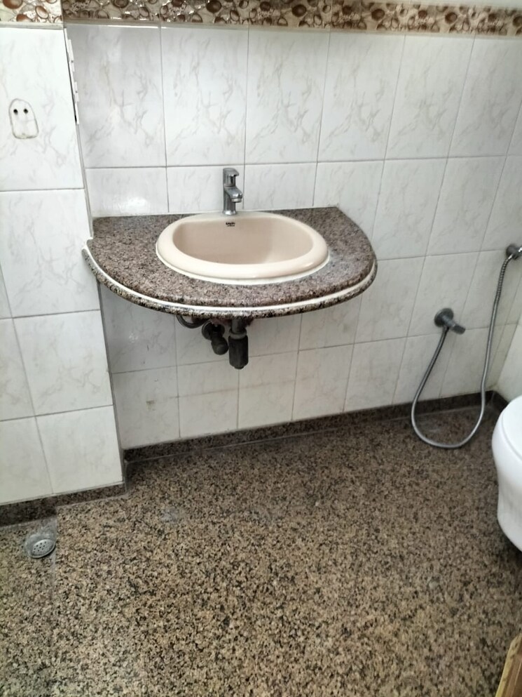 Bathroom, orchid-tower 3 Bedroom 1200 Sq.Ft. Apartment In Worli Mumbai 9648103