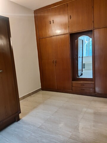 Room in 3 BHK Apartment at DLF The Carlton Estate, Dlf Phase V – for Rent