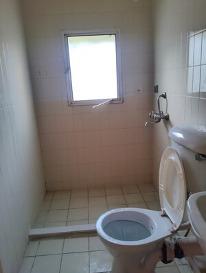 Bathroom in 3 BHK Apartment at DLF The Carlton Estate, Dlf Phase V – for Rent