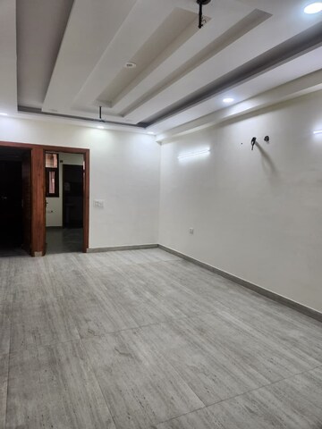 Room in 3 BHK Builder Floor at Niti Khand I – for Rent