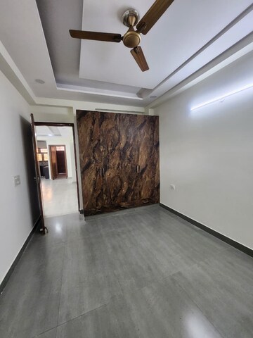 Room in 3 BHK Builder Floor at Niti Khand I – for Rent