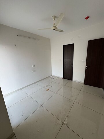 Room in 2 BHK Apartment at Yashwin Orizzonte, Kharadi – for Rent