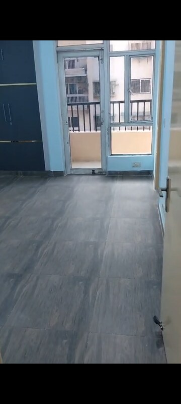 Room in 2.5 BHK Apartment at Gaur City 2 - 10th Avenue, Sector 16c Greater Noida – for Rent