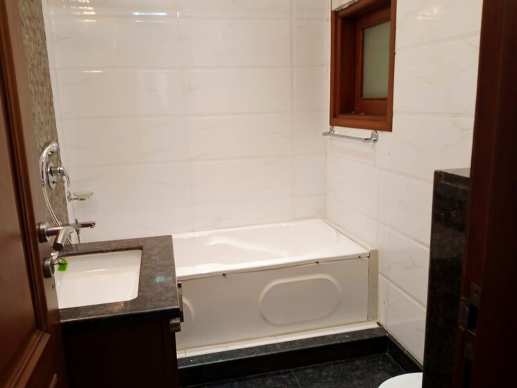 Bathroom, safdarjung enclave 3 Bedroom 1800 Sq.Ft. Builder Floor In Safdarjung Enclave Delhi 9648377