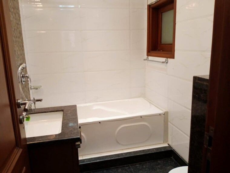 Bathroom, safdarjung enclave 3 Bedroom 1800 Sq.Ft. Builder Floor In Safdarjung Enclave Delhi 9648377