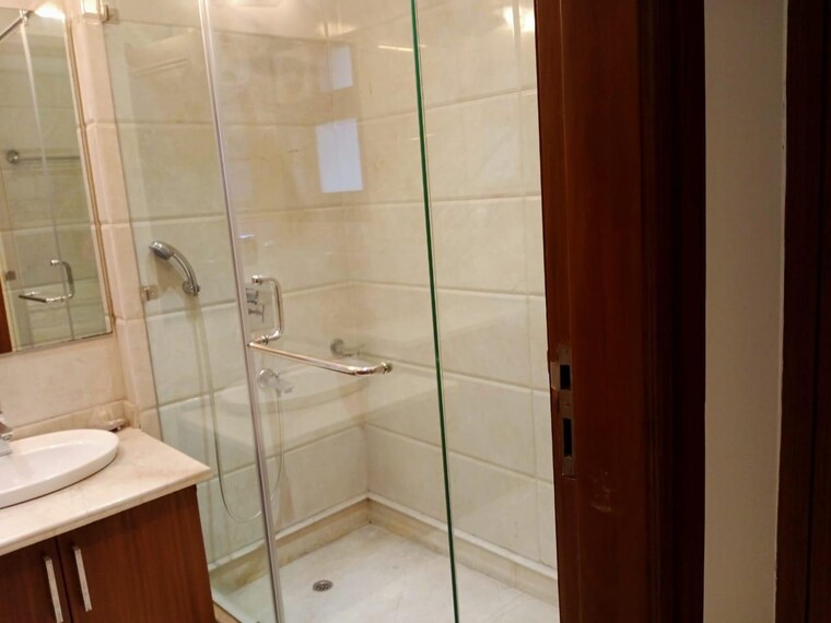 Bathroom, safdarjung enclave 3 Bedroom 1800 Sq.Ft. Builder Floor In Safdarjung Enclave Delhi 9648377