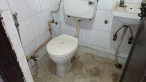 Bathroom in 1 BHK Builder Floor at Vaishali Sector 6 – for Rent