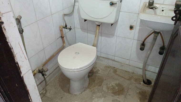 Bathroom, vaishali sector 6 1 Bedroom 580 Sq.Ft. Builder Floor In Vaishali Sector 6 Ghaziabad 9648409