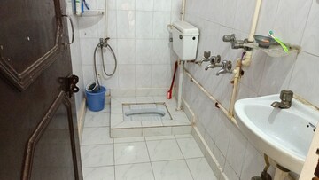 Bathroom in 1 BHK Builder Floor at Vaishali Sector 6 – for Rent
