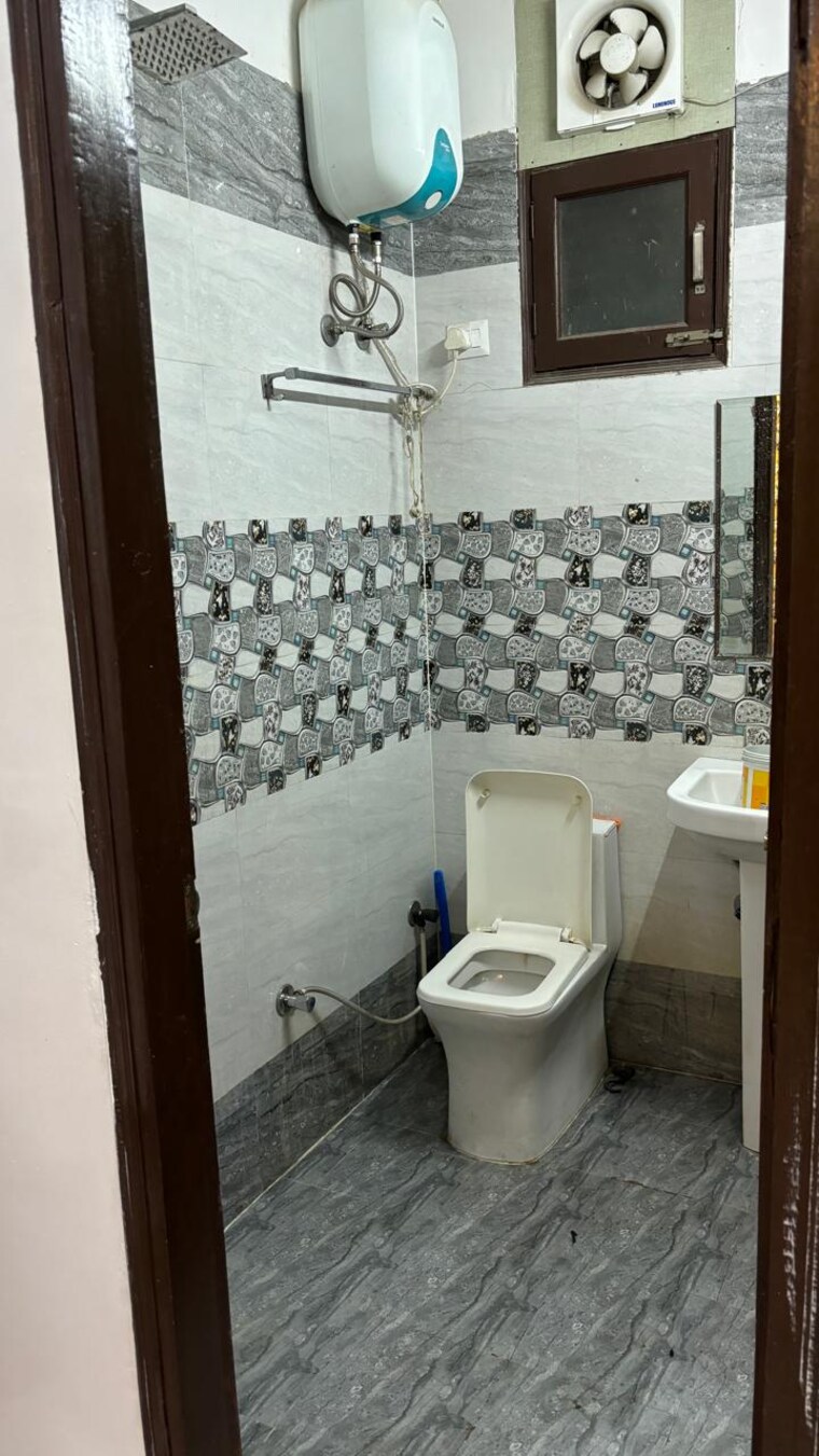 Bathroom, shakti khand 2 4 Bedroom 2500 Sq.Ft. Builder Floor In Shakti Khand 2 Ghaziabad 9648478