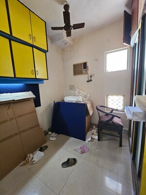 Master Bedroom in 3.5 BHK Apartment at Zarna Enclave CHS, Kandivali East – for Rent