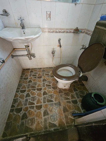 Bathroom in 3.5 BHK Apartment at Zarna Enclave CHS, Kandivali East – for Rent