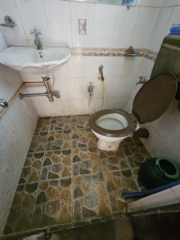 Bathroom, zarna-enclave-chs 3.5 Bedroom 1450 Sq.Ft. Apartment In Kandivali East Mumbai 9648518