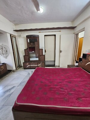 Bedroom in 3.5 BHK Apartment at Zarna Enclave CHS, Kandivali East – for Rent