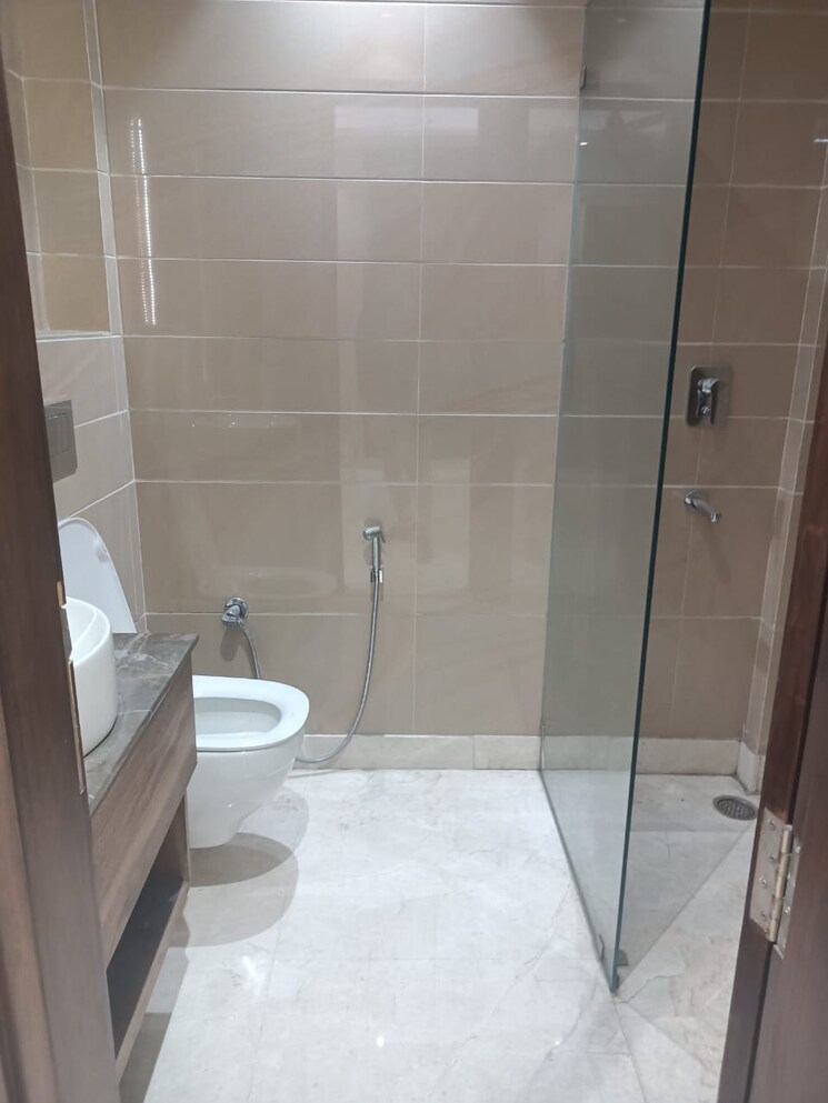 Bathroom, nirman vihar 3 Bedroom 1700 Sq.Ft. Builder Floor In Nirman Vihar Delhi 9648975