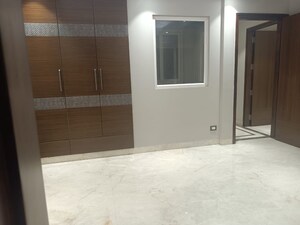 Room in 3 BHK Builder Floor at Nirman Vihar – for Sale