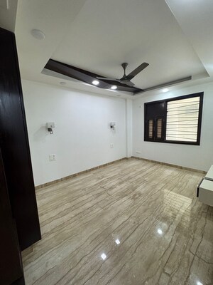 Room in 4 BHK Builder Floor at Janakpuri – for Rent