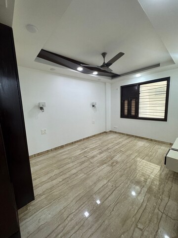 Room in 4 BHK Builder Floor at Janakpuri – for Rent
