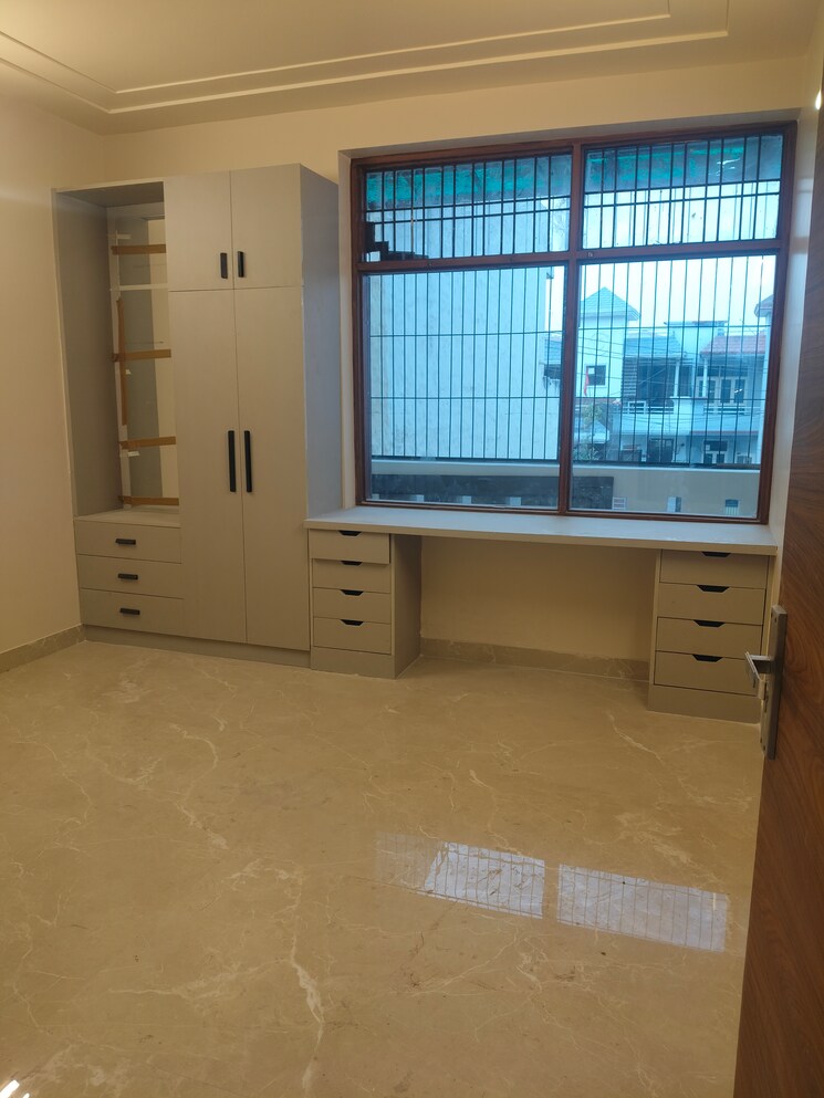 Room, sainik colony 3 Bedroom 153 Sq.Yd. Builder Floor In Sainik Colony Faridabad 9648951