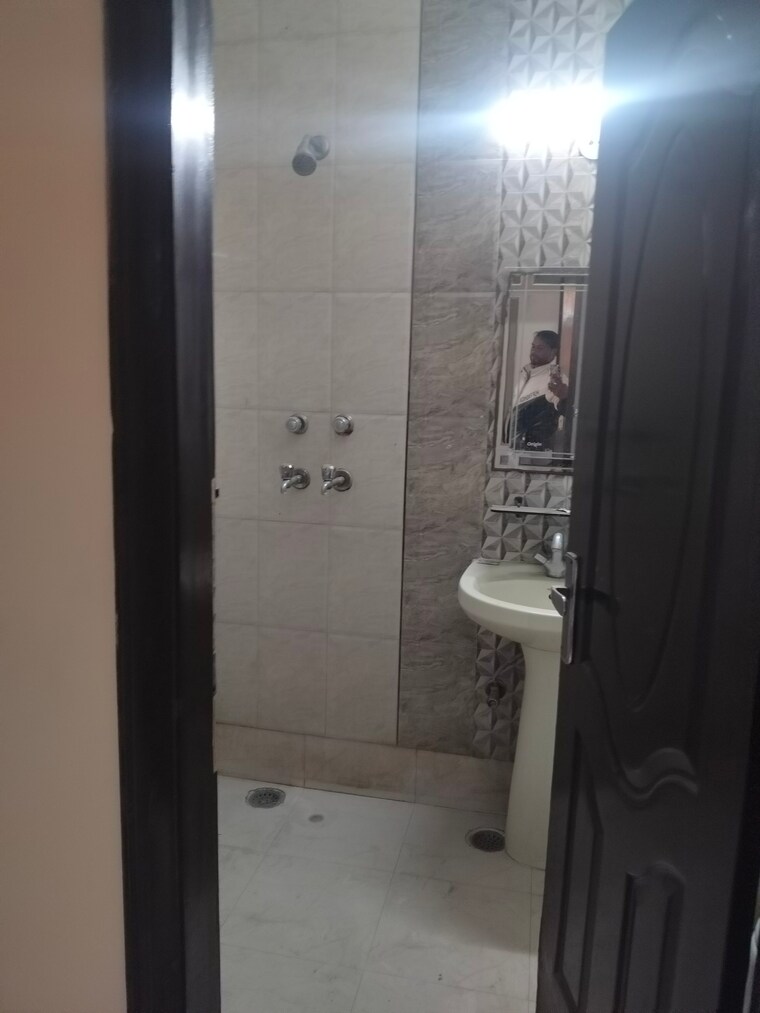 Bathroom, sainik colony 3 Bedroom 153 Sq.Yd. Builder Floor In Sainik Colony Faridabad 9649222
