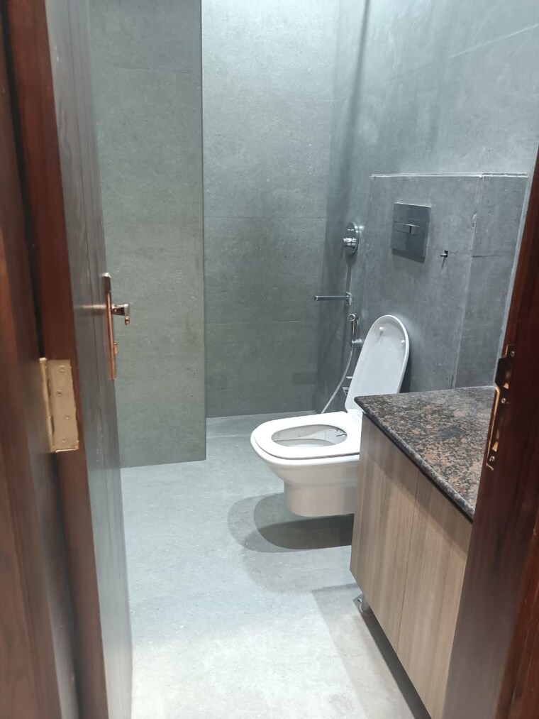 Bathroom, shankar vihar 3 Bedroom 1500 Sq.Ft. Builder Floor In Shankar Vihar Delhi 9649402