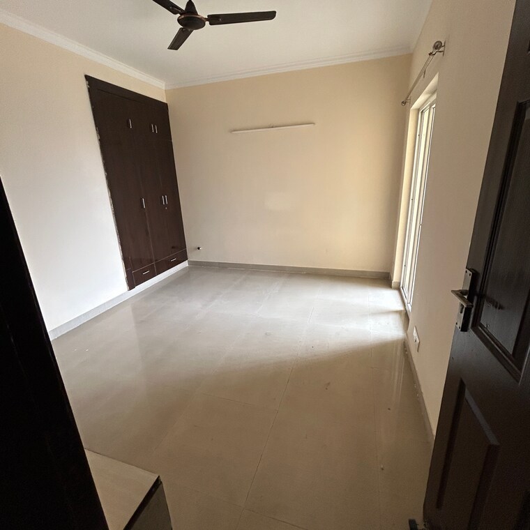 Room, paramount-floraville 3 Bedroom 1360 Sq.Ft. Apartment In Sector 137 Noida 9649309