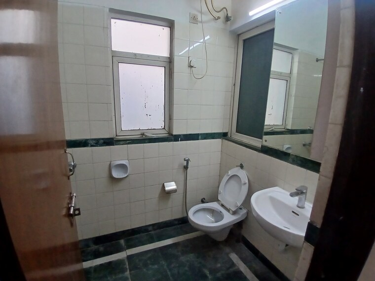 Bathroom, dlf-regency-park-i 2 Bedroom 1108 Sq.Ft. Apartment In Dlf Phase iv Gurgaon 9649435