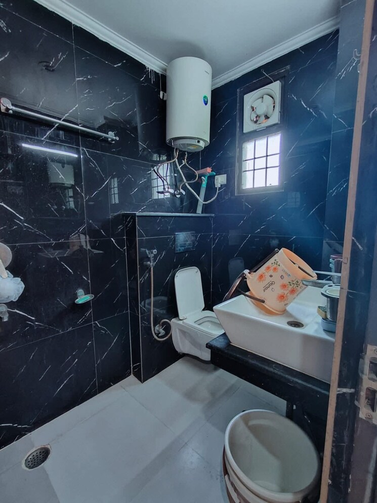 Attached Bathroom, paryavaran complex 2 Bedroom 1000 Sq.Ft. Apartment In Paryavaran Complex Delhi 9649397
