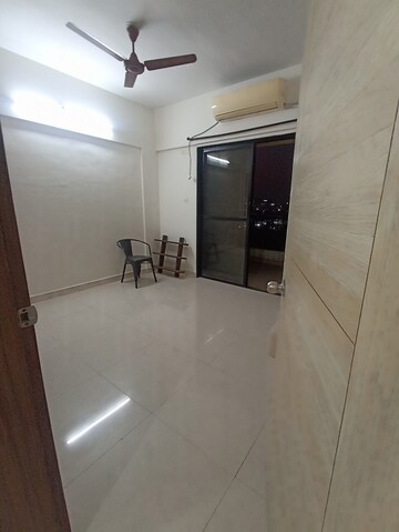 Room in 2 BHK Apartment at Magarpatta Annex, Hadapsar – for Rent