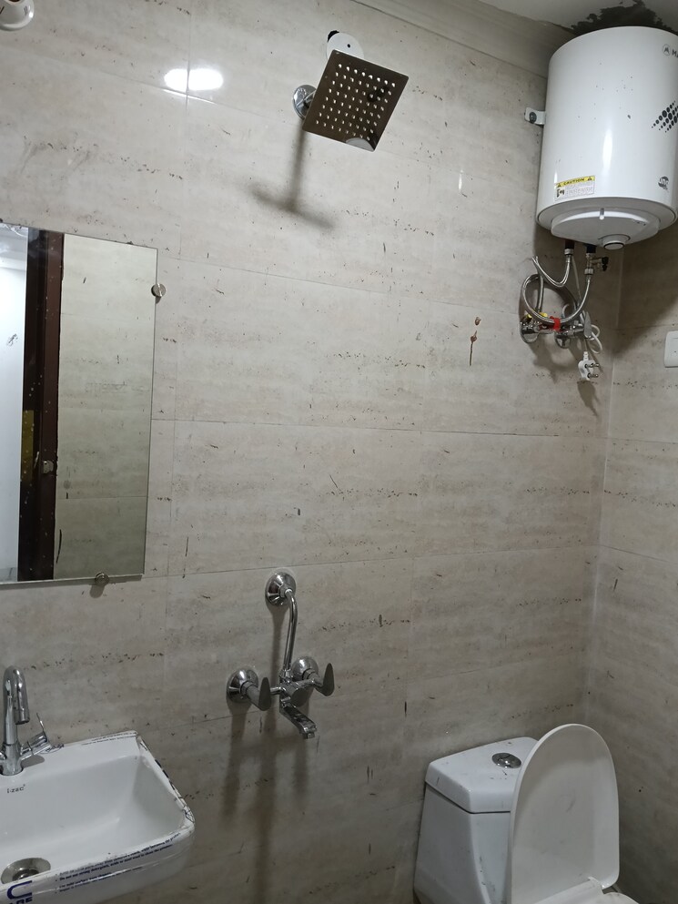 Bathroom, paryavaran complex 1 Bedroom 450 Sq.Ft. Builder Floor In Paryavaran Complex Delhi 9649663