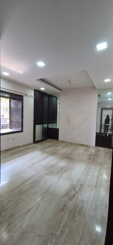 Room in 3 BHK Apartment at Bandra West – for Rent