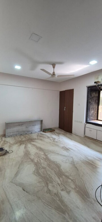 Room in 3 BHK Apartment at Bandra West – for Rent