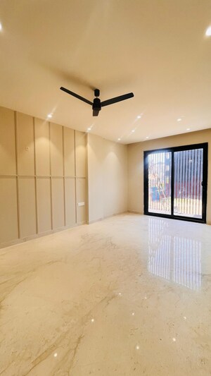 Room in 4 BHK Builder Floor at Paras Trinity, Sector 63 – for Sale