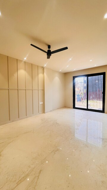 Room in 4 BHK Builder Floor at Paras Trinity, Sector 63 – for Sale