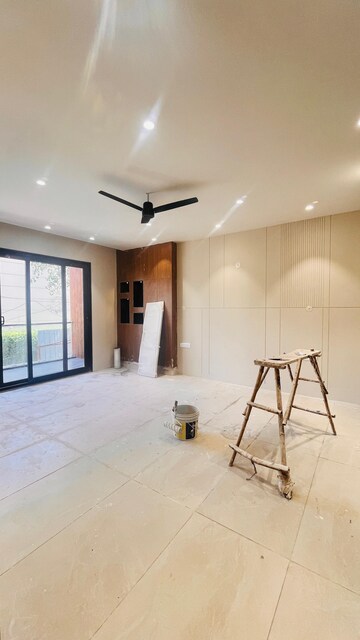 Room in 4 BHK Builder Floor at Paras Trinity, Sector 63 – for Sale