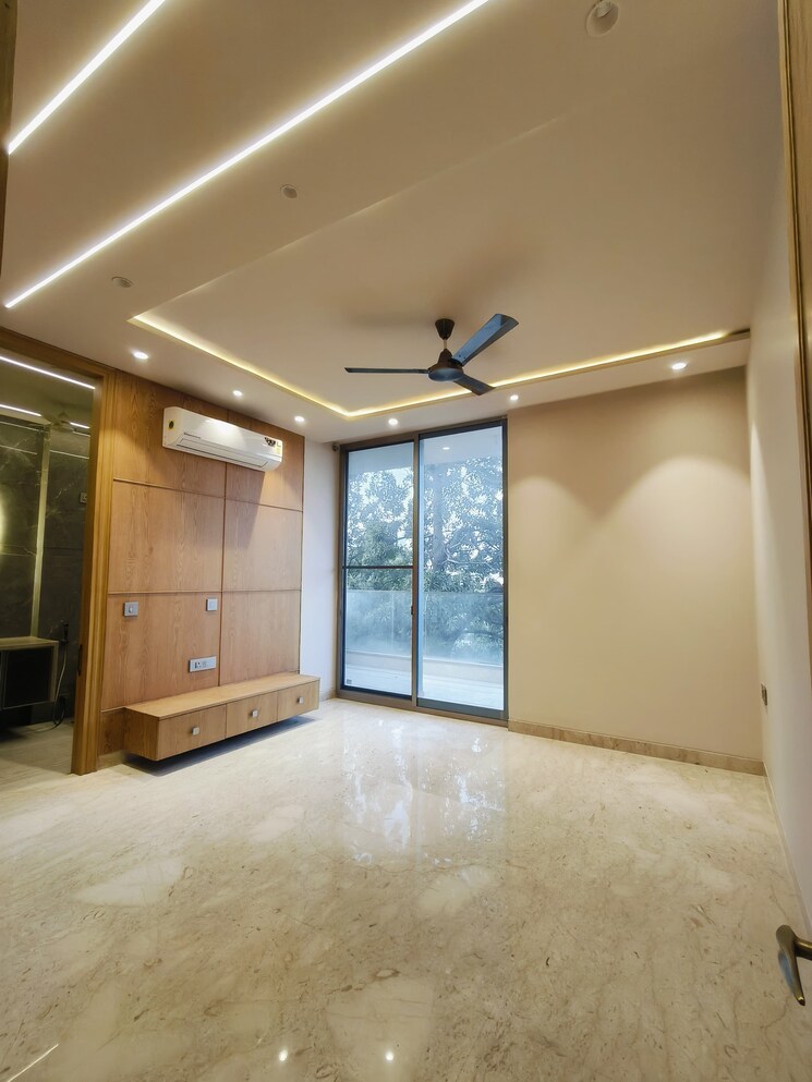 Room, sector 56 4 Bedroom 2400 Sq.Ft. Builder Floor In Sector 56 Gurgaon 9649771