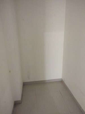 Room in 2 BHK Apartment at Lokhandwala Octacrest, Kandivali East – for Rent