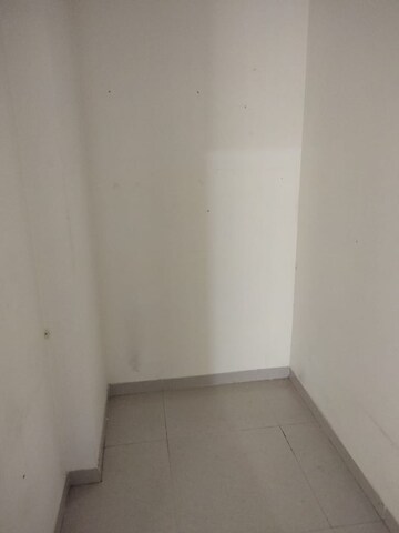 Room in 2 BHK Apartment at Lokhandwala Octacrest, Kandivali East – for Rent