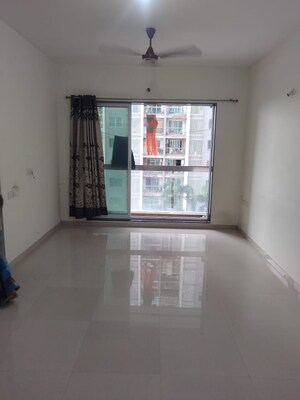 Room in 2 BHK Apartment at Lokhandwala Octacrest, Kandivali East – for Rent