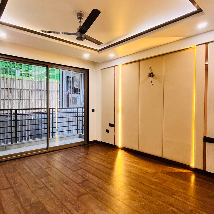 Room, ss-plaza-gurgaon 4 Bedroom 500 Sq.Yd. Builder Floor In Mayfield Garden Gurgaon 9649925