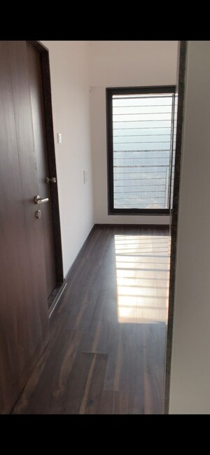 Room in 2 BHK Apartment at Acme Oasis, Kandivali East – for Rent