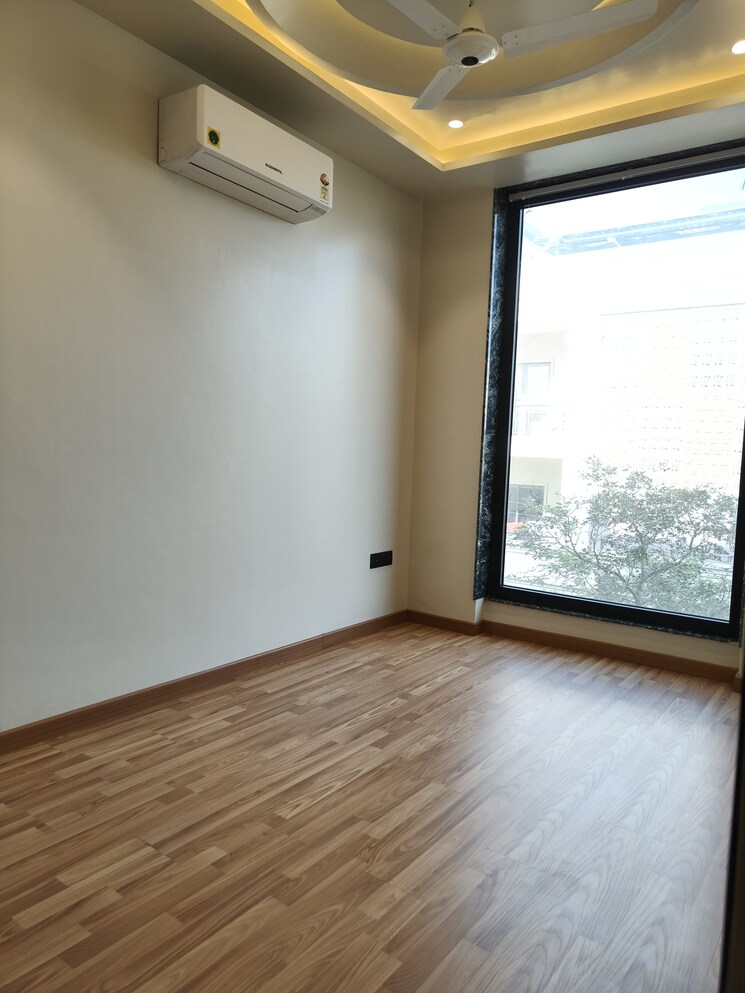 Room, paras-trinity 3 Bedroom 1400 Sq.Ft. Builder Floor In Sector 63 Gurgaon 9650081