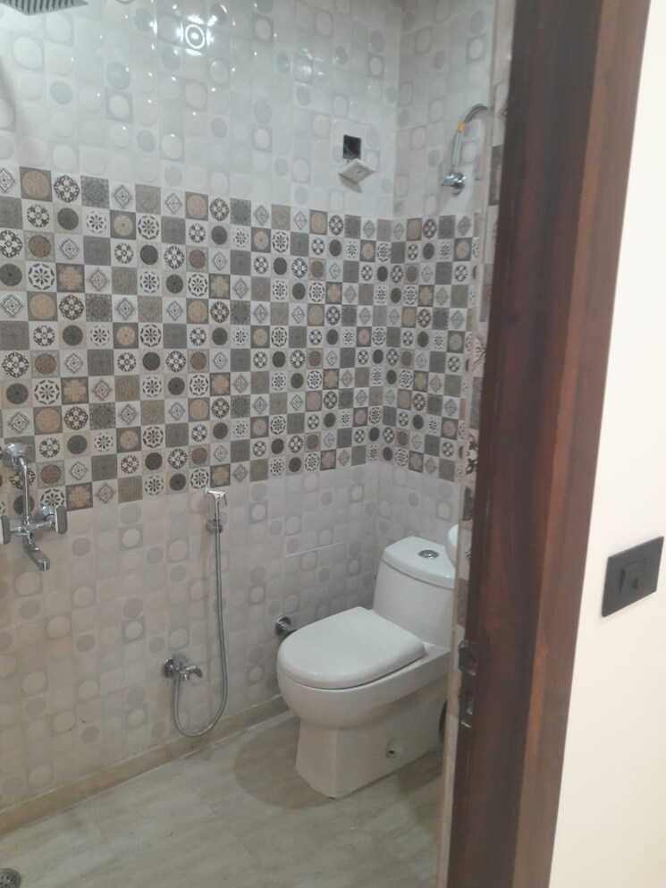 Bathroom, divyansh-onyx-phase-2 3 Bedroom 1100 Sq.Ft. Builder Floor In Gyan Khand Ghaziabad 9650066