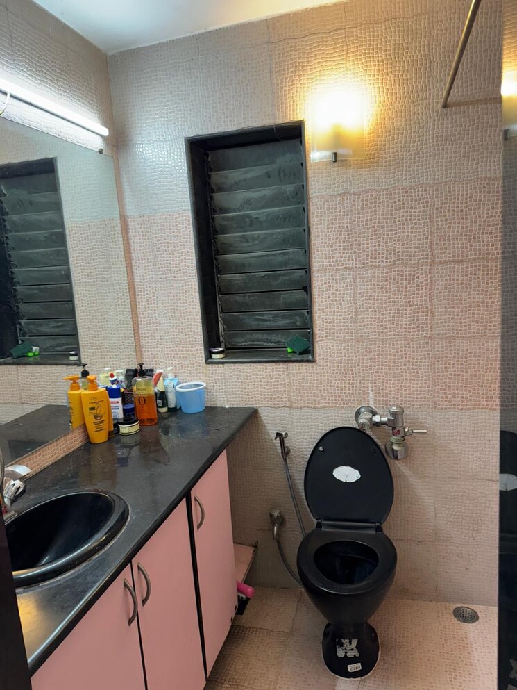 Bathroom, lokhandwala-whispering-palms 2 Bedroom 930 Sq.Ft. Apartment In Kandivali East Mumbai 9650093