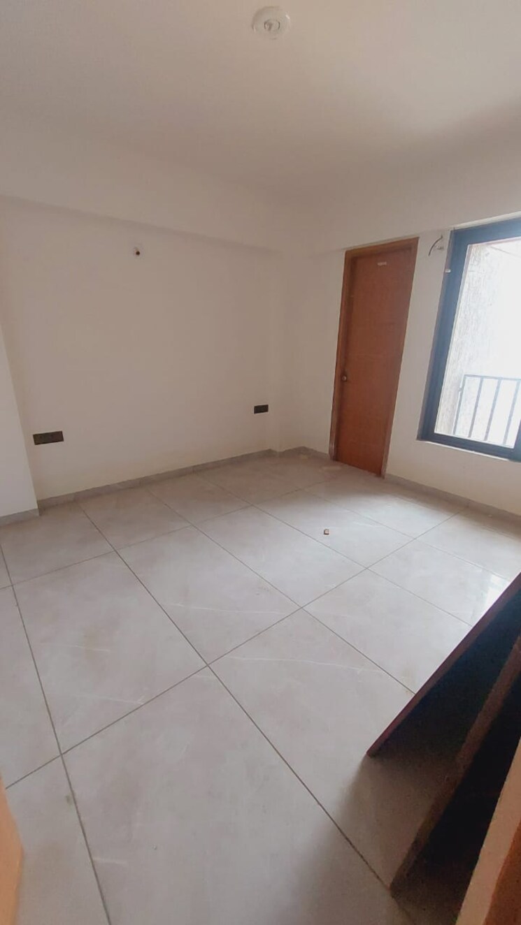 Room, sola road 4 Bedroom 290 Sq.Yd. Apartment In Sola Road Ahmedabad 9651005